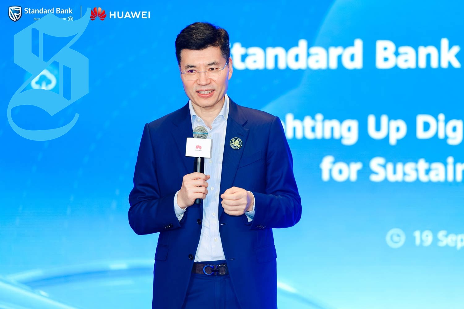 Huawei representatives discussing core-system modernization and AI infrastructure.
